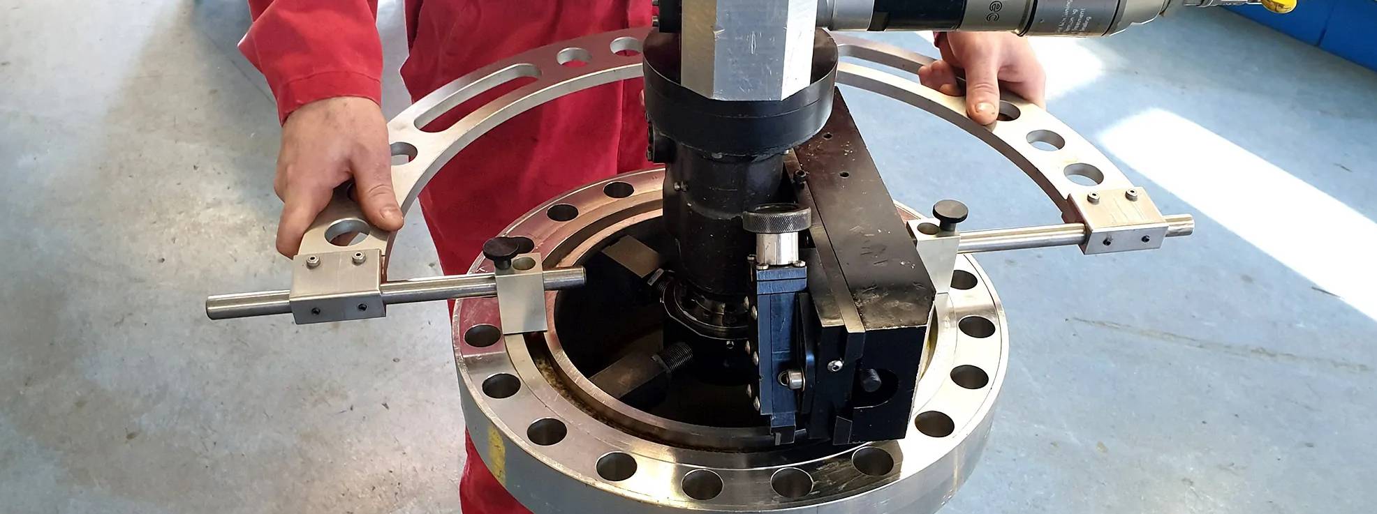 Measuring flange groove with the Normaco Measuring acr